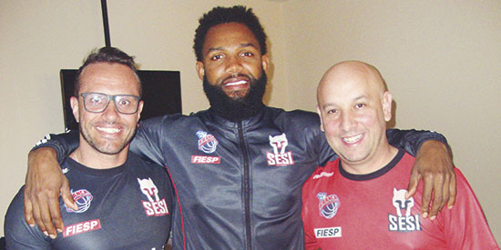 Do Sesi Franca Basquete: Douglas Nazar (prep.físico), David Jackson (atleta) e Rogério Barbosa (fisioterapeuta).