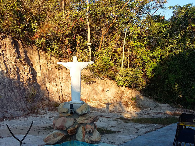 Ele está sempre de braços abertos esperando as visitas... 