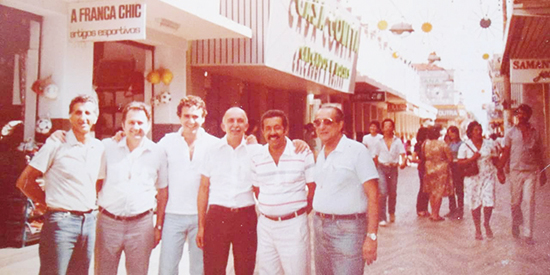 Recebi do leitor e amigo Brivaldo Araújo, comandante da Super G, esta foto que reunia, certa ocasião, já faz alguns anos, conhecidos comerciantes da região central, para o costumeiro bate-papo. Da esquerda para a direita, vemos: Nadim Acari (A Caprichosa)