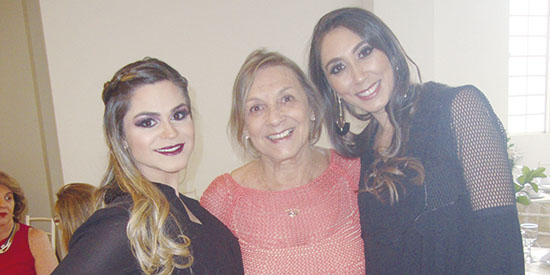 Aline Vasconcelos, Ib Mattos e Maria Júlia Souza em tarde beneficente.