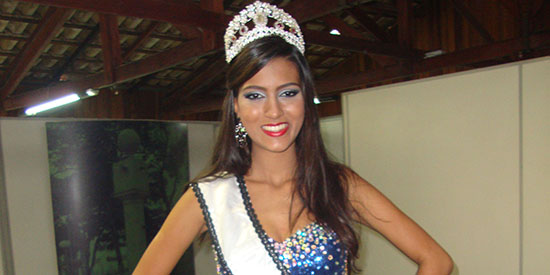 Elegante Giovana Poppi também desfilou no 
