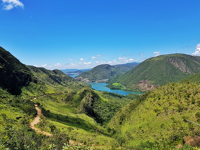 A estradinha de terra leva ao belo lago azul...