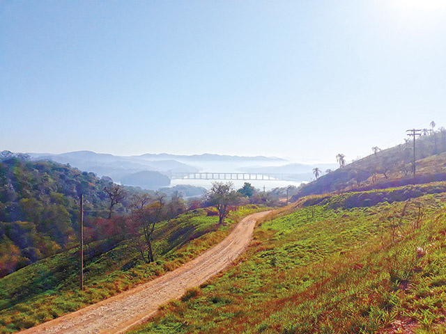 A estradinha leva a um belo lago...