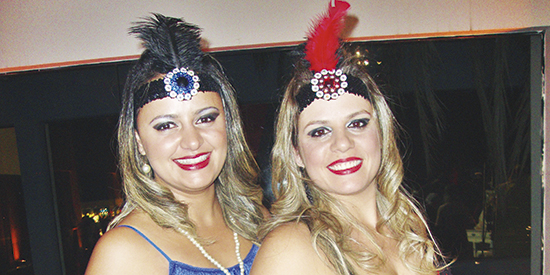 Em festa à fantasia: Aline Bovo e Marina Peres