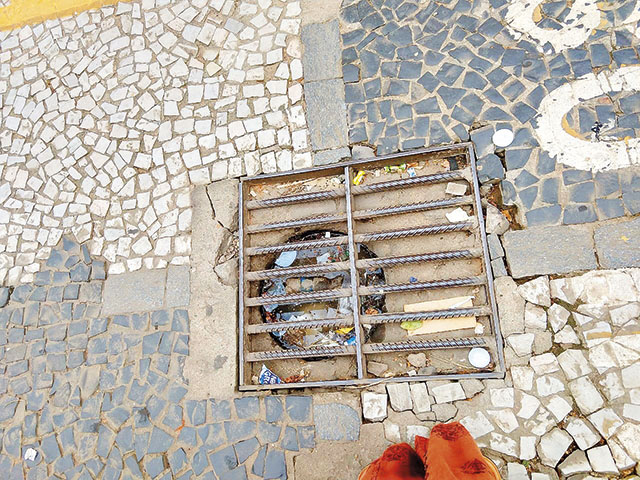 Lixo deixa bueiro entupido no calçadão na rua do Comércio