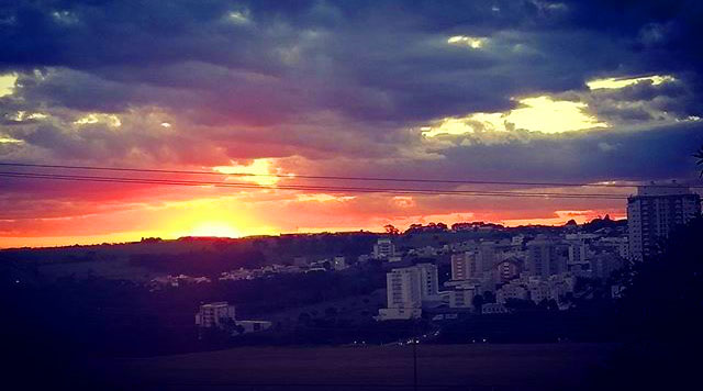 O sol se despede da cidade mais uma vez...