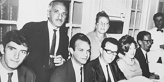 Aí na foto, em pé, seu marido Rodolfo e dona Lúcia. Sentados: Zé Luís Olaio (ex-jogador de basquete), Valdes Rodrigues, Dr. Lancha (era o prefeito), dona Ísis e sr. Octávio Cilurzo