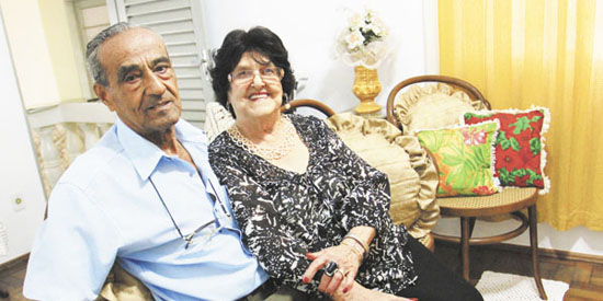 O simpático casal sr. Joaquim Pedro Sobrinho e dona Ernestina Cintra Barbosa está completando 62 anos de união