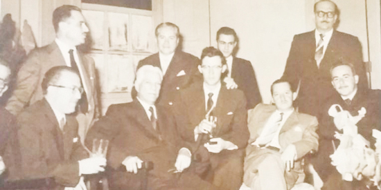  Essa foto é histórica para a cidade de Franca, e me foi enviada pelo leitor e amigo Flávio Newton de Melo. Alguns dos médicos mais conhecidos da época, e que deixaram seu nome marcado, estavam reunidos naquela sede bem antiga do Centro Médico, no piso su