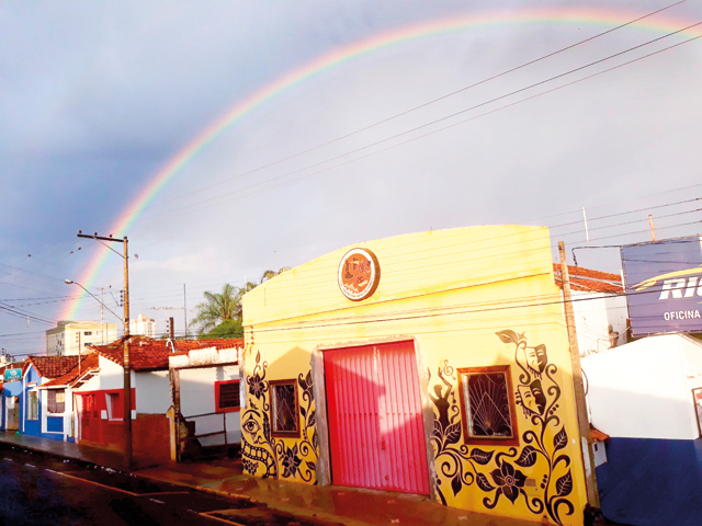 Depois da tempestade, o arco-íris traz calma para o céu...