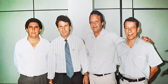 Estivemos em Brasília para discutir alguns assuntos na área do esporte e convidar o Zico para um evento com o Franca Basquete, tendo o Hélio Rubens como técnico. Da esquerda para direita, o então vereador Gilson de Souza (vejam como estava bem gordinho), 