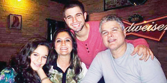 Quem entra hoje em nova idade é o competente e muito querido médico cardiologista Ulisses Gianecchini, que faz parte da equipe do Hospital Unimed - São Joaquim e do Hospital do Coração. Ulisses é casado com a Léia Gianecchini e tem os filhos Artur e Isado