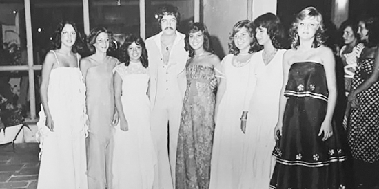Da esquerda para a direita: Cláudia Martiniano, Cristine Mandel, Eliana Sandoval, Antônio Marcos, Vera Sandoval, Dudu do Val, Elaine Martiniano e Cecília Miranda. As de traje branco eram debutantes