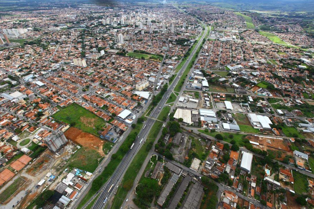 Corredor. Via Dutra corta o Vale do Paraíba e liga São Paulo ao Rio