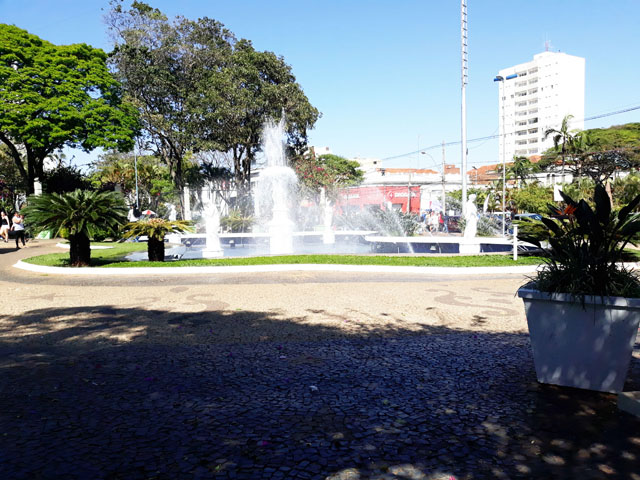 Sombra e água fresca no Centro de Franca