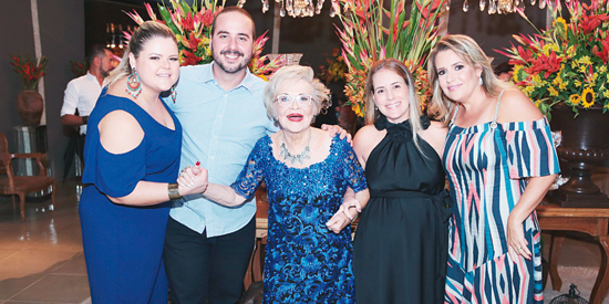 A festa será no próximo dia 25, mas hoje, 6 de janeiro, é, de fato, o aniversário dessa querida colega e amiga Sônia Pizzo, a famosa colunista social Patrícia, chegando à poderosa marca dos 88 anos, dos quais, cerca de 60 anos no rádio, jornal e agora tam
