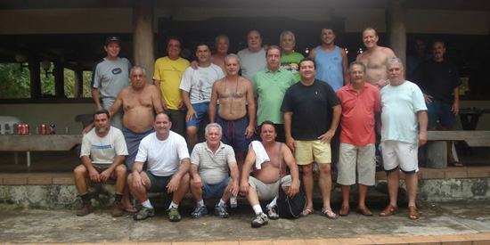 Recebo do leitor e amigo João Guilherme esta foto de uma grande turma que foi, há um bocado de tempo, a uma pescaria no Rancho Panambi, no Rio Miranda