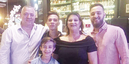 Proprietário da choperia Raposa do Ártico, Sérgio Freitas, sua esposa, Alessandra, e os filhos Luís Felipe, Gustavo e Gabriel