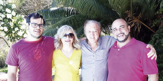 Fabrício e Márcio, com os pais Sabah Chahoud e Devanir Garcia Parra