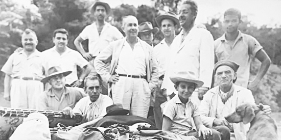  Recebi do leitor e amigo Serginho do Val (Alemão) esta foto tirada em março de 1962, durante uma caçada. Aparecem em pé, da esquerda para a direita: Mariano Barioni, Ivens Mendes, Serafim do Val (Físico), Sérgio Alemão, Doutor Baldijão Seixas, além de al