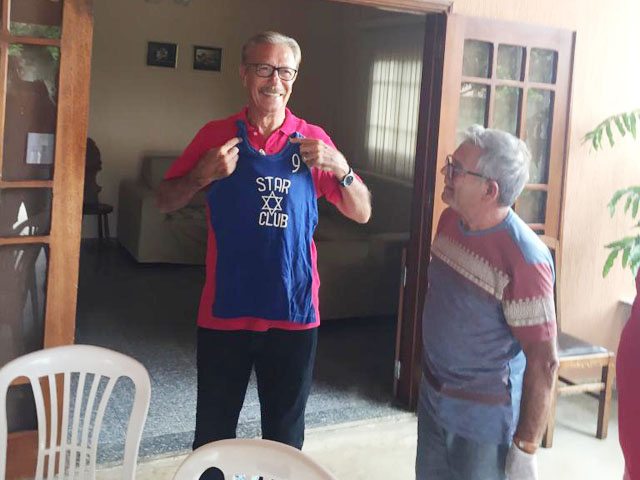 histórico // Durante o superalmoço na comemoração do aniversário do Coronel Marco Régis Cordeiro, teve um momento que merece registro especial. Foi quando o aniversariante, que foi colega do Hélio no começo de sua carreira, fez questão de entregar a ele a
