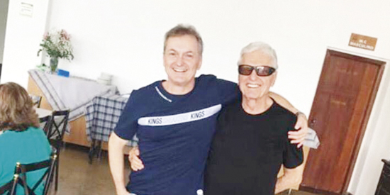 Amigos que estarão mudando de idade esta semana, começando amanhã pelo Alcides Viotto, marido da Niobi. Já na terça-feira será a vez do seu filho Marcelo, casado com a Tatiane