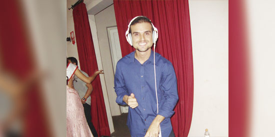 O DJ (leia-se: Disc Jockey) Alex Atmam é destaque no setor