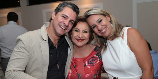 Gena Bullamah com os filhos Juliano e Viridiana (Foto: Andrade)