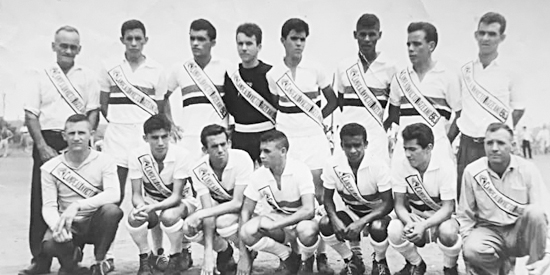  Já há tempos recebi esta foto (provavelmente do Élison KPTA), de um time do Sãopaulinho F.C., famoso na época, quando disputava categorias amador e varzeano. Foi campeão invicto da várzea em 1963. Em pé, da esquerda para a direita: Seo João, Luiz Cruz, M