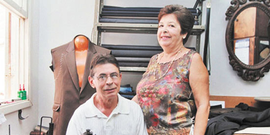 Parabéns - Dois queridos amigos estão em clima de mudança de idade. Primeiro, a Maria do Carmo Oliveira, que aniversariou anteontem. E hoje é a vez do José Hilário Oliveira, conhecido e badalado alfaiate, exercendo a profissão há muitos anos. São pais do 