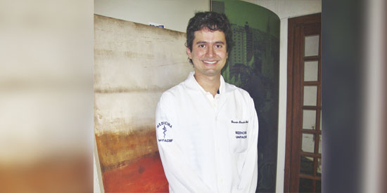 Jovem, elegante e competente cardiologista Eduardo Barcelos Rached