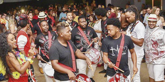 Parte da bateria nota dez Puro Swing/Ases do Ritmo