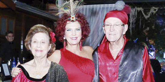 Flávia Lancha com seus pais, Isis e José Lancha Filho, em festa à fantasia (Foto: GH)