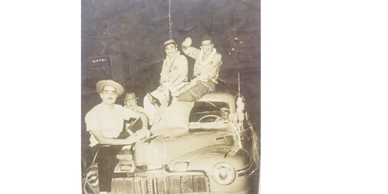 Arquivo - Esta foto é de um Carnaval do ano de 1958 e me foi enviada pela amiga Leninha Maníglia. Um grupo de amigos francanos, incluindo seu esposo, Jayme Maníglia, tinha ido brincar a folia em Poços de Caldas. Da esquerda para a direita, em cima do carr