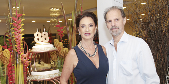 Grande nome da medicina em Franca, Dr. Walter Antônio de Oliveira Filho vive tempo de nat e já recebe nosso abraço junto à sua elegante Dra. Ligia. Foto: Studio Andrade.