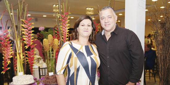 A todo vapor com os preparativos da Feijoada da Raposa pró-Apae, o casal Sérgio Freitas e Alessandra, diretores da super Choperia Raposa do Ártico