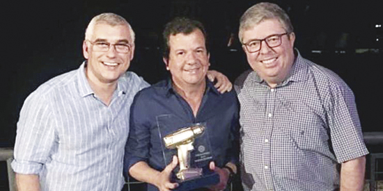 Eraldo Costa, com Marco Antônio e Pedro Costa, em noite de premiação