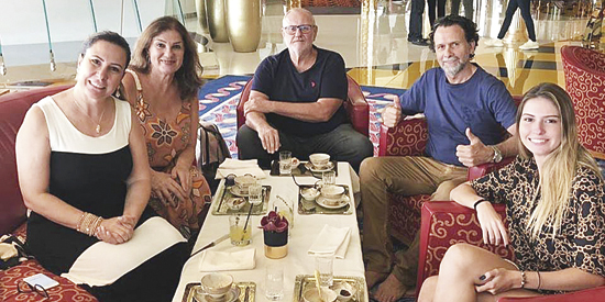 Em Dubai: Adriane Micheletti, Alcede e Luis Pomiecinski, Agenor Gado e Alice Micheletti