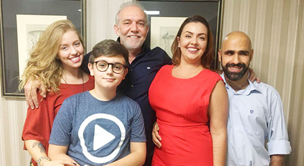 Emílio Raiz, com os filhos Emilyamara, Benjamin, Thaísse e Marcos