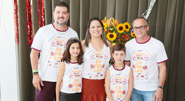 Eduardo Kad e Daiane, os filhos Eduarda e Gustavo, com Elson Boni