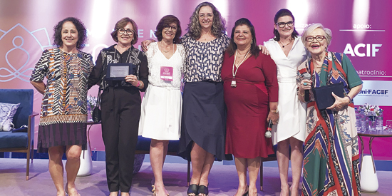 Taí uma realização que só aplausos mereceu. 8º Fórum da Mulher Empreendedora da Acif, que tivemos segunda última. Confira a mulher exemplo para todos nós, Luiza Helena Trajano, presidente do Conselho de Administração do Magazine Luiza, com Christina Buran