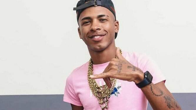DJ Rennan da Penha, 25, um dos criadores do Baile da Gaiola, leva milhares de fãs a uma favela da zona norte carioca