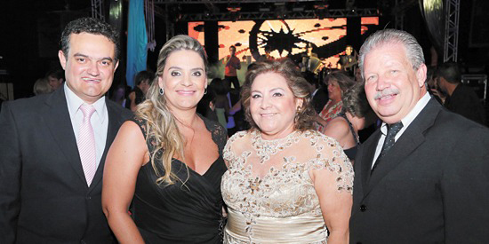 Em tempo de mudança de idade, a amiga e parceira nossa Noedi Marli Martins de Freitas, aí na foto com o marido Samuel, a filha Fernanda e o genro Rogério. A família faz um bonito trabalho, começando pela Noedi na Med-Clin, e ao lado da filha, a advogada F