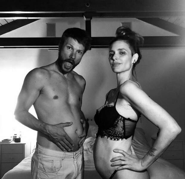 Tanto ela quanto o marido, Rodrigo Hilbert, 38, publicaram uma foto no Instagram em que os dois aparecem segurando as respectivas barrigas.