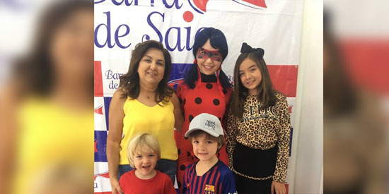 Dora Bittar, os netinhos Bia, Felipe e Henrique com a Ladybug