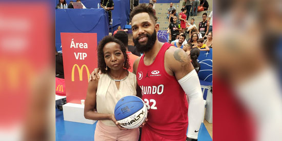 A cientista Joana Felix com o basqueteiro David Jackson