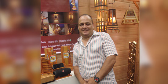 Carlos Martins é grande artesão. Trabalha com coadores de café usados e etc