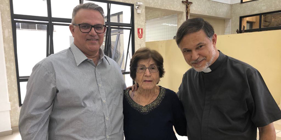 Monsenhor José Geraldo Segantin, Ivete Silvestre (90 anos) e Padre Marcio Rigolin