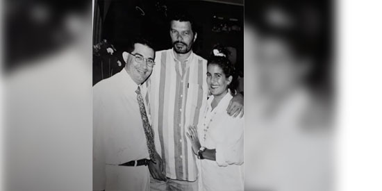 Arquivo/Memória: eu com o saudoso Dr. Sócrates e esposa Silvana (em Ribeirão)