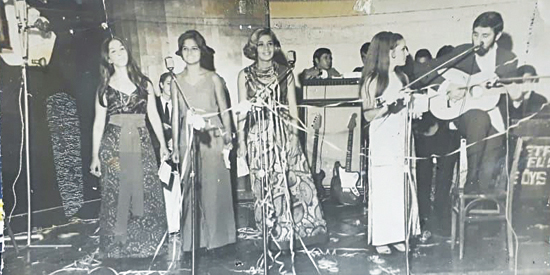 Arquivo - Esta foto foi feita provavelmente em 1968, quando de um dos festivais de música que eu organizei para a antiga PRB-5, na AEC Centro. Um grupo vocal feminino, que defendia umas duas músicas, tinha essa formação. Da esquerda para a direita: Marilu
